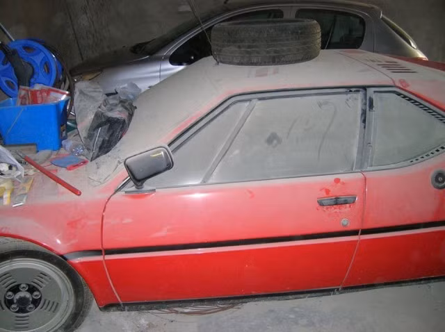 Chiếc xe thể thao BMW M1 này chạy gần 7.400 km và được người chủ cũ cất trong garage một thời gian dài. May mắn thay, nó được phát hiện bởi tay chơi xe cổ người Đức Mint Classics, ông đem về xưởng để phục chế.