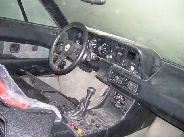 Người ta vẫn chưa lý giải được vì sao chủ cũ của chiếc M1 này chỉ lái 7.400 km và để yên đến tận bây giờ.