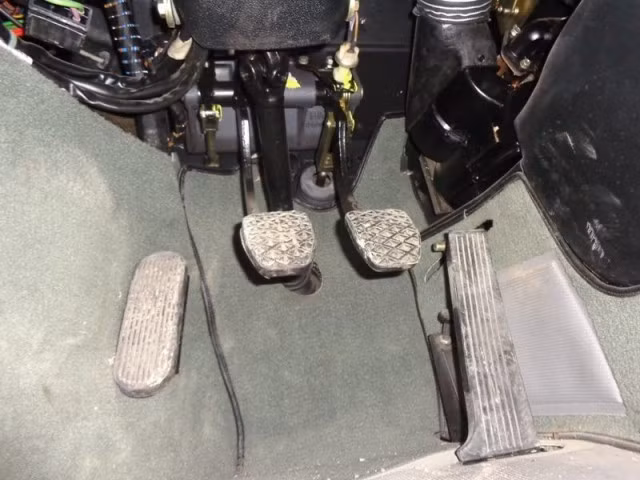 Các chi tiết trên chân ga, chân phanh vẫn còn như mới, không rỉ sét nhiều.