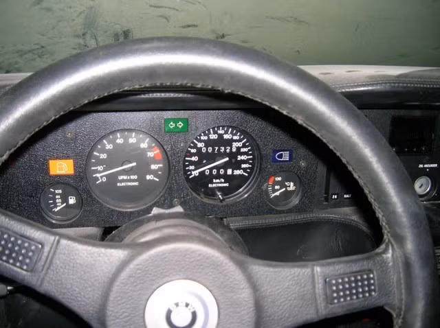 Bụi bám vào cả nội thất của xe, nhưng hầu hết vẫn nguyên vẹn.