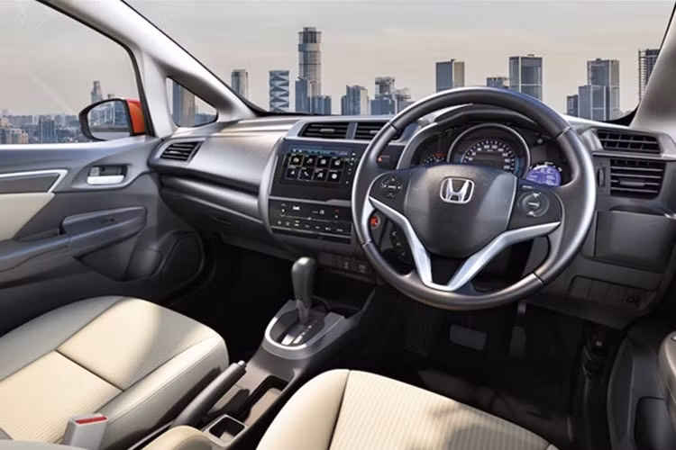 Tương tự phiên bản tại Việt Nam, Honda Jazz 2018 tại Ấn Độ được trang bị thêm hệ thống khởi động bằng nút bấm tích hợp khóa thông minh, tựa tay trung tâm hàng ghế trước, khóa cửa trung tâm, gương trang điểm tích hợp trong tấm che nắng cho cả người lái và hành khách, hệ thống cruise control.