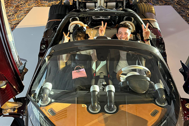 Pagani Utopia Roadster mang phong cách tối giản nhưng vẫn rất hiện đại. Các yếu tố khí động học được thiết kế một cách tinh tế nhằm giữ lại các đường gân dập nổi ấn tượng trên thân xe. Một trong những điểm nhấn của Utopia là thiết kế cửa nhị diện độc đáo, cho phép cửa xe có thể tách khỏi thân xe, sau đó xoay theo trục chính để hướng lên trên.