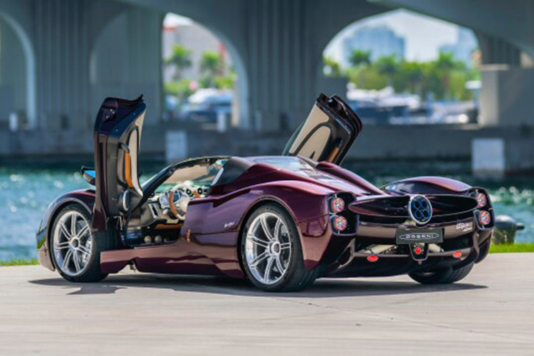Pagani Utopia Roadster mới sẽ chỉ được sản xuất giới hạn 130 chiếc, nhiều hơn 31 chiếc so với phiên bản coupe. Tuy nhiên, để có thể lăn bánh tại đất nước Singapore, siêu xe này phải thay đổi sang tay cấu hình lái nghịch.