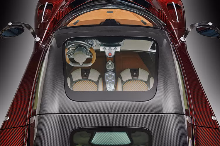 Theo công bố từ nhà sản xuất, Utopia Roadster có tốc độ tối đa lên đến 350 km/h. Mẫu xe là hiện thân của công nghệ tiên tiến nhất của Pagani, tận dụng nghiên cứu khí động học và hơn bốn mươi vật liệu composite để mang lại hiệu suất ấn tượng.