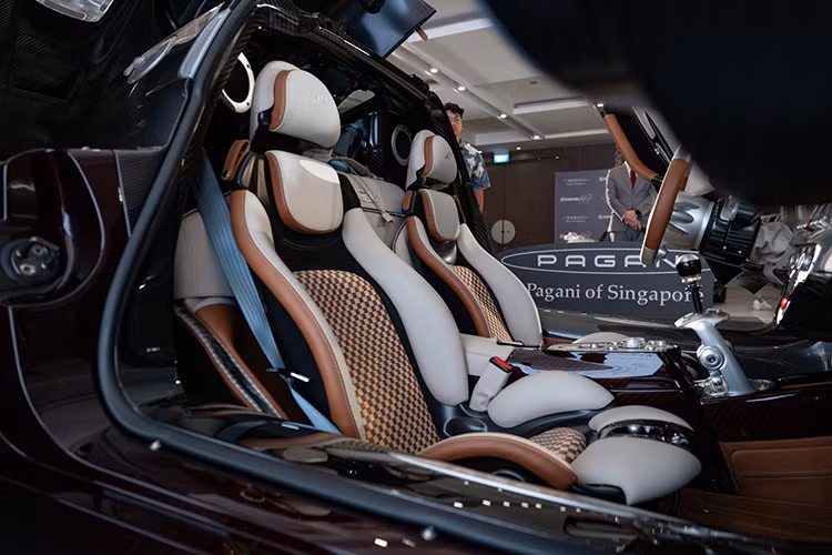 Sử dụng động cơ V12 tăng áp kép do AMG phát triển, Utopia Roadster có thể đạt công suất tối đa 852 mã lực và mô-men xoắn 1.100Nm. Sức mạnh này được truyền đến các bánh sau thông qua hộp số sàn XTRAC 7 cấp.