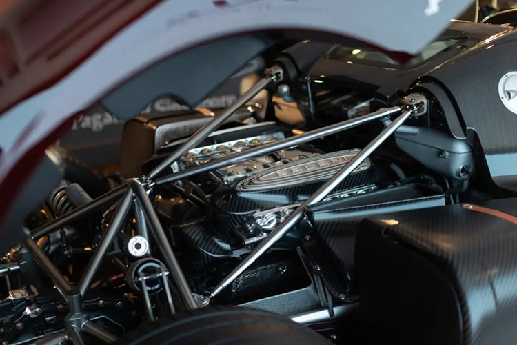 Chiếc siêu xe mui trần này cũng được trang bị các tính năng sáng tạo, bao gồm hệ thống cảm biến Pirelli Cyber Tyre, cho phép giao tiếp thời gian thực giữa lốp xe và xe để tăng cường an toàn và hiệu suất...