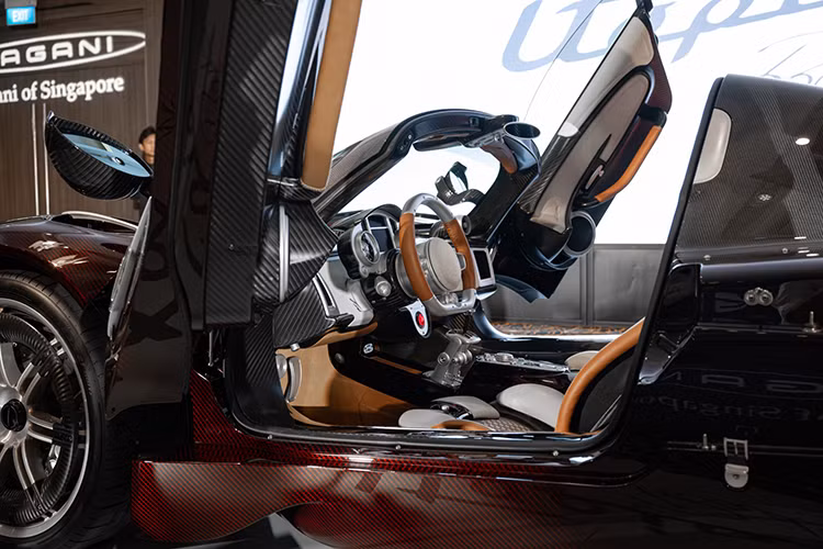 Siêu xe Pagani Utopia Roadster sở hữu gói ngoại thất thân vỏ bằng sợi carbon màu đỏ Rosso Habanero, đi kèm 2 thiết kế mâm khác nhau trên cùng một chiếc xe: phong cách khí động học Aeroblade Pearl Beige bên lái và Roadster bên phụ.