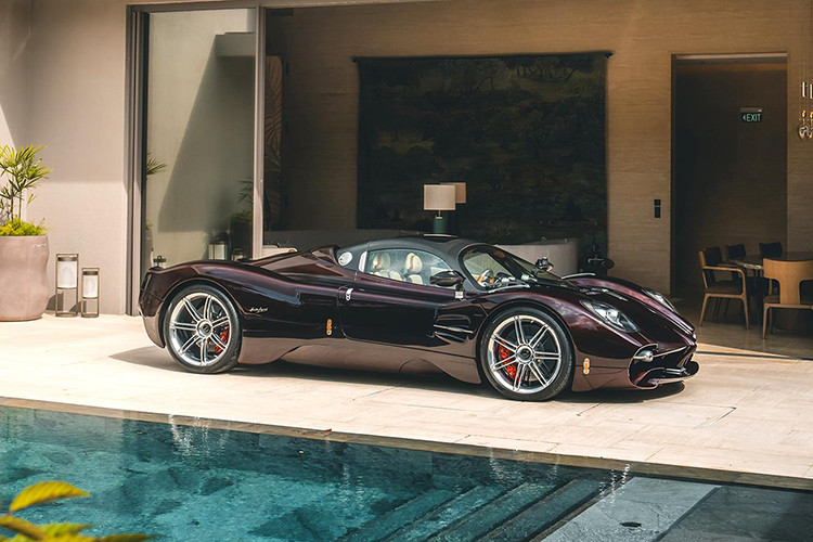 Giá xe Pagani Utopia Roadster tại Đảo quốc sư tử là 4,358 triệu đô-la Singapore (tương đương hơn 82 tỷ đồng). Tuy nhiên, việc chịu nhiều mức thuế phí cao sẽ khiến giá lăn bánh của Utopia Roadster tại Singapore lên tới 20 triệu đô-la Singapore (tương đương 378 tỷ đồng). 