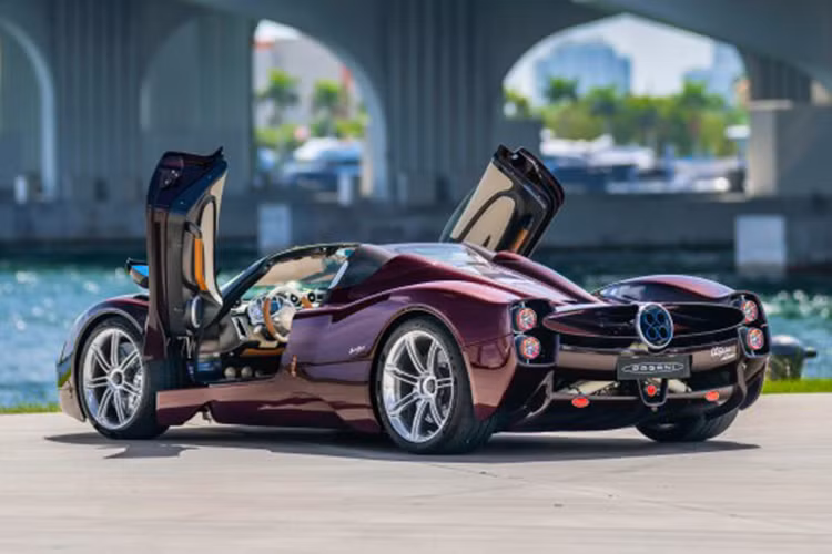 Pagani Utopia Roadster mới sẽ chỉ được sản xuất giới hạn 130 chiếc, nhiều hơn 31 chiếc so với phiên bản coupe. Tuy nhiên, để có thể lăn bánh tại đất nước Singapore, siêu xe này phải thay đổi sang tay cấu hình lái nghịch.
