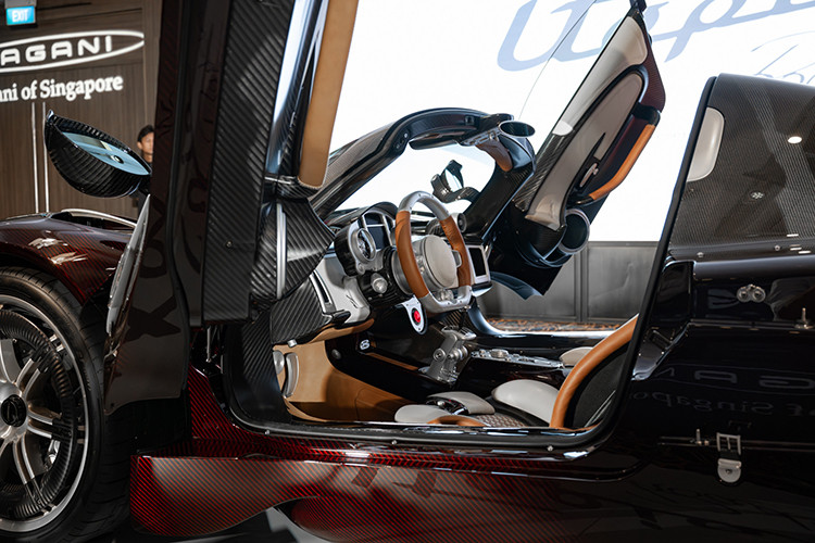 Siêu xe Pagani Utopia Roadster sở hữu gói ngoại thất thân vỏ bằng sợi carbon màu đỏ Rosso Habanero, đi kèm 2 thiết kế mâm khác nhau trên cùng một chiếc xe: phong cách khí động học Aeroblade Pearl Beige bên lái và Roadster bên phụ.