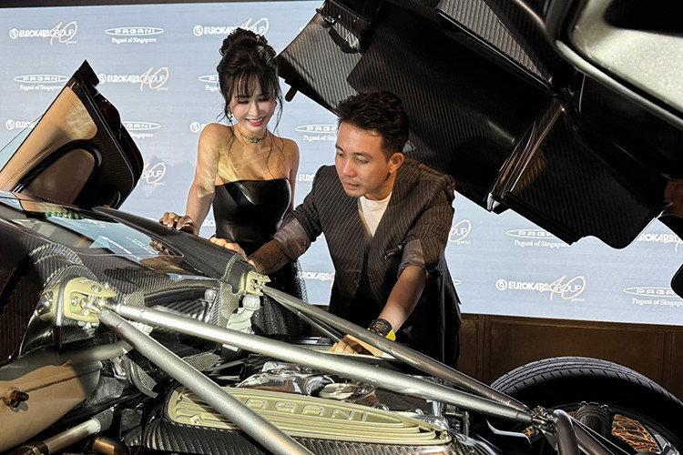 So với phiên bản Coupe, thiết kế của Pagani Utopia Roadster gần như không có quá nhiều khác biệt, ngoại trừ phần mui xe. Chiếc xe trong bài sở hữu màu sơn ngoại thất đỏ Rosso Habanero với thân vỏ được làm từ sợi carbon kết hợp với bộ mâm carbon Aeroblade.