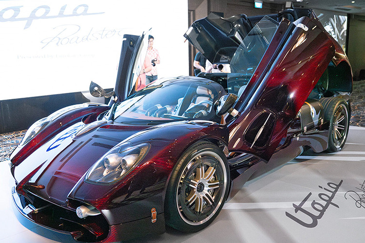 Mới đây Minh Nhựa xem mắt Pagani Utopia Roadster tại Singapore, những hình ảnh này được tay chơi siêu xe đình đám Việt Nam chia sẻ trên trang cá nhân của mình. Là chủ nhân của nhiều mẫu xe cao cấp, trong đó có "thần gió" Pagani Huayra độc nhất Việt Nam, anh cũng là một khách hàng VIP của thương hiệu này.
