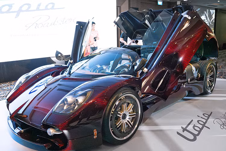 Mới đây Minh Nhựa xem mắt Pagani Utopia Roadster tại Singapore, những hình ảnh này được tay chơi siêu xe đình đám Việt Nam chia sẻ trên trang cá nhân của mình. Là chủ nhân của nhiều mẫu xe cao cấp, trong đó có "thần gió" Pagani Huayra độc nhất Việt Nam, anh cũng là một khách hàng VIP của thương hiệu này.