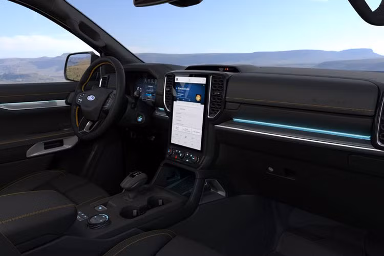 Ghế lái và ghế phụ được trang bị chức năng chỉnh điện 8 hướng. Ngoài ra, lưng ghế được thêu logo Wildtrak với màu chỉ màu cam Cyber đặc trưng. Hàng ghế sau và bệ tì tay trung tâm được bọc da, kết hợp cùng các đường chỉ khâu tương phản.