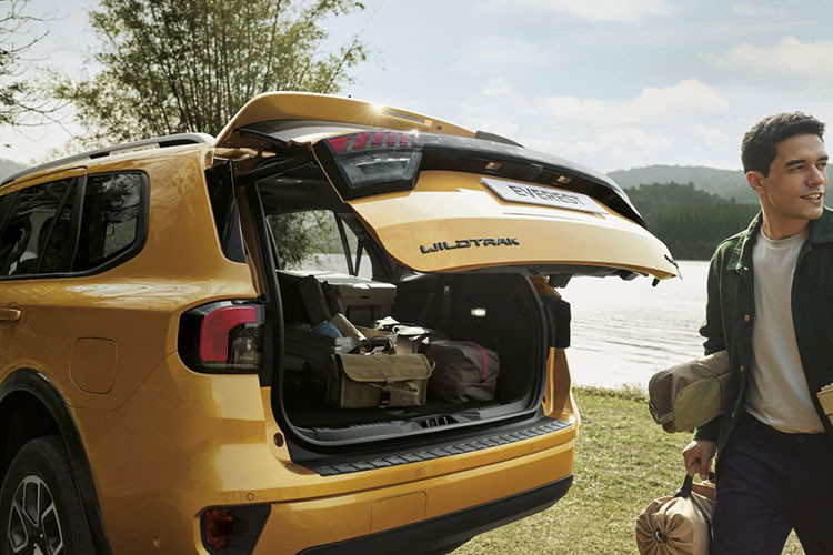 Xe cũng sở hữu công nghệ chiếu sáng tiên tiến LED Ma Trận với tính năng đèn pha chống chói nhằm hạn chế gây chói mắt các phương tiện đi ngược chiều. Everest Wildtrak góp phần đa dạng hóa sự lựa chọn cho khách hàng muốn tìm kiếm một chiếc SUV phù hợp cho những cuộc phiêu lưu, với vẻ ngoài vững chắc, công nghệ tiên tiến và hệ thống hỗ trợ người lái toàn diện.