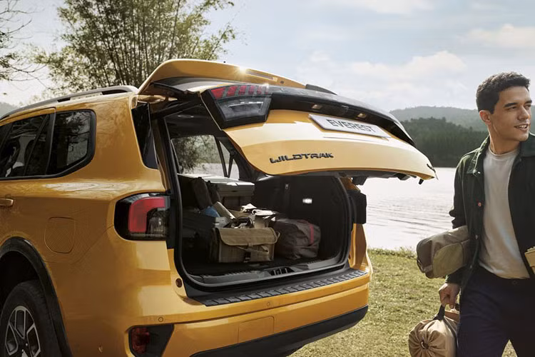 Xe cũng sở hữu công nghệ chiếu sáng tiên tiến LED Ma Trận với tính năng đèn pha chống chói nhằm hạn chế gây chói mắt các phương tiện đi ngược chiều. Everest Wildtrak góp phần đa dạng hóa sự lựa chọn cho khách hàng muốn tìm kiếm một chiếc SUV phù hợp cho những cuộc phiêu lưu, với vẻ ngoài vững chắc, công nghệ tiên tiến và hệ thống hỗ trợ người lái toàn diện.