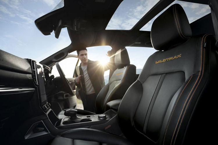 Các chi tiết màu cam Cyber còn xuất hiện trên táp lô, cửa ra vào, bảng điều khiển kỹ thuật số và cần số điện tử. Cảm giác ngập tràn công nghệ sẽ được đưa tới người lái nhờ cụm đồng hồ kỹ thuật số 12,4-inch sắc nét và màn hình cảm ứng trung tâm 12-inch đặt dọc được tích hợp hệ thống thông tin giải trí SYNC 4A.