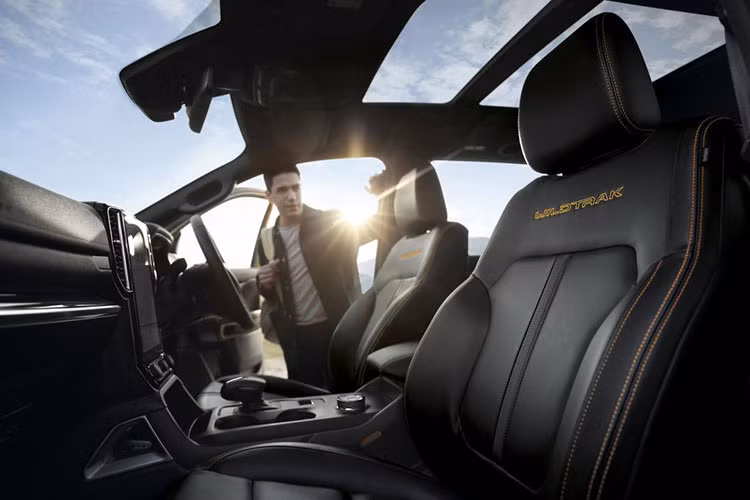 Các chi tiết màu cam Cyber còn xuất hiện trên táp lô, cửa ra vào, bảng điều khiển kỹ thuật số và cần số điện tử. Cảm giác ngập tràn công nghệ sẽ được đưa tới người lái nhờ cụm đồng hồ kỹ thuật số 12,4-inch sắc nét và màn hình cảm ứng trung tâm 12-inch đặt dọc được tích hợp hệ thống thông tin giải trí SYNC 4A.