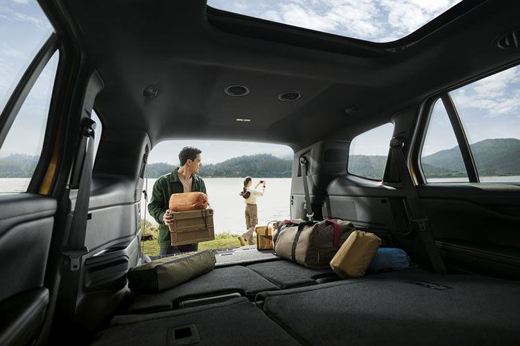 Đồng thời, Everest Wildtrak sở hữu hệ thống hỗ trợ người lái tiên tiến toàn diện gồm Hệ thống hỗ trợ đỗ xe tự động 2.0, Hệ thống cảnh báo điềm mù với tính năng cảnh báo phương tiện cắt ngang và hỗ trợ phanh xe, Hệ thống kiểm soát hành trình thích ứng với tính năng dừng và đi và giữ làn đường, Cảnh báo lệch làn đường và camera 360 độ tiêu chuẩn.