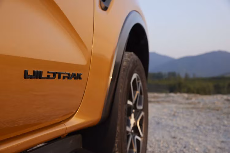 Phiên bản Ford Everest Wildtrak tại Việt Nam được ra mắt với 4 màu Trắng Tuyết, Đen, Đỏ Cam và lựa chọn màu sắc đặc biệt Vàng Luxe lần đầu tiên được mang đến sản phẩm Everest. Mức giá xe Ford Everest Wildtrak 2023 chính hãng Việt Nam bán ra từ 1,5 tỷ đồng. 