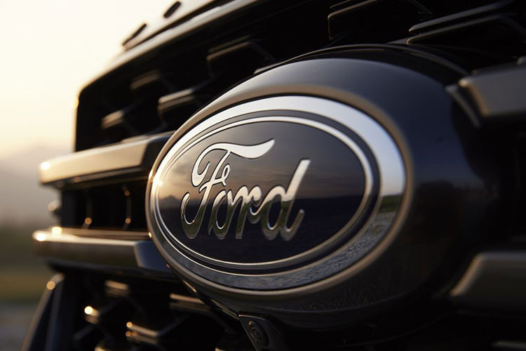 Bậc bước hai bên có thêm các chi tiết thiết kế bằng thép, đảm bảo cả công năng và phong cách. Giá nóc dạng gờ nổi sử dụng vật liệu hợp kim, mang đến thiết kế đầy công năng và thực tiễn cho chuyến phiêu lưu. Logo Wildtrak cũng được bổ sung ở nhiều vị trí như ở cửa trước, cửa cốp sau và trên nắp ca-pô.