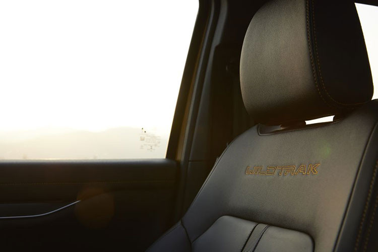 Ngoài ra, Everest Wildtrak còn được trang bị 8 loa và sạc không dây tiêu chuẩn và hỗ trợ kết nối Apple CarPlay và Android Auto không dây. Xe có 6 chế độ lái đáp ứng từ nhu cầu đi lại hàng ngày cho đến những chuyến phiêu lưu off-road, bao gồm: Thông thường, Tiết kiệm (Eco), Kéo/tải nặng (Tow/Haul), Trơn trượt (Slippery), Bùn lầy/ Rãnh sâu (Mud &amp; Rut) và Cát (Sand).