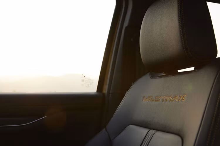 Ngoài ra, Everest Wildtrak còn được trang bị 8 loa và sạc không dây tiêu chuẩn và hỗ trợ kết nối Apple CarPlay và Android Auto không dây. Xe có 6 chế độ lái đáp ứng từ nhu cầu đi lại hàng ngày cho đến những chuyến phiêu lưu off-road, bao gồm: Thông thường, Tiết kiệm (Eco), Kéo/tải nặng (Tow/Haul), Trơn trượt (Slippery), Bùn lầy/ Rãnh sâu (Mud &amp; Rut) và Cát (Sand).