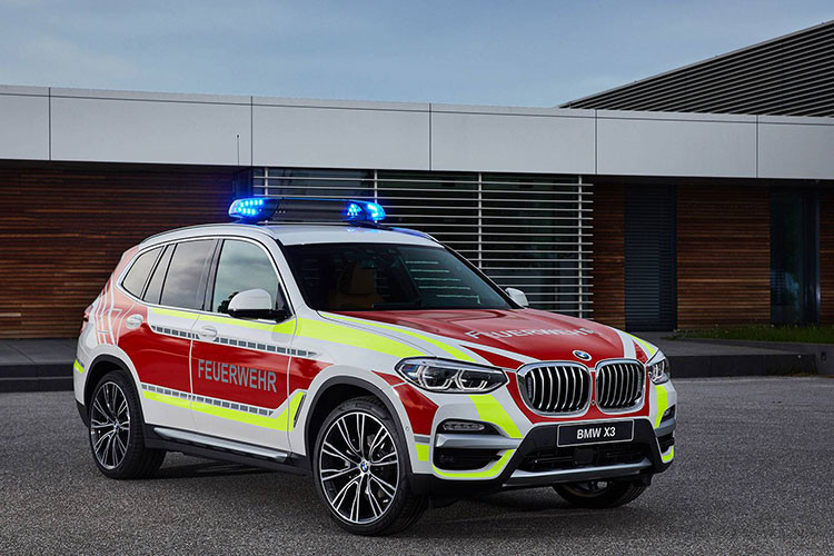 Hệ thống đèn LED ưu tiên màu xanh lam trên mui xe. Chiếc xe được nâng cấp thành phương tiện cứu hỏa, trang bị sẵn các thiết bị cầm tay vô tuyến, một ổ cắm 230 V, hai ổ cắm điện 12 V và một bình chữa cháy lớn gắn ở sau.