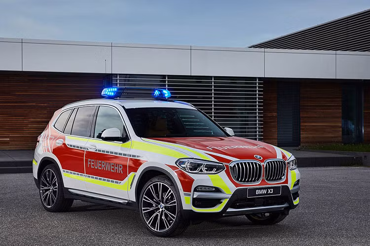 Hệ thống đèn LED ưu tiên màu xanh lam trên mui xe. Chiếc xe được nâng cấp thành phương tiện cứu hỏa, trang bị sẵn các thiết bị cầm tay vô tuyến, một ổ cắm 230 V, hai ổ cắm điện 12 V và một bình chữa cháy lớn gắn ở sau.