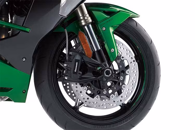 Với mục đích giảm giá thành, Ninja H2 SX 2018 không được trang bị những phụ tùng cao cấp như "người anh em" Ninja H2 của mình. Cụ thể, hệ thống giảm xóc của Ninja H2 SX là loại thường, không phải phuộc điện tử. Phanh trước của Ninja H2 SX chỉ là phanh 4 piston của Nissin, thay vì phanh Brembo M50 như trên Ninja H2.