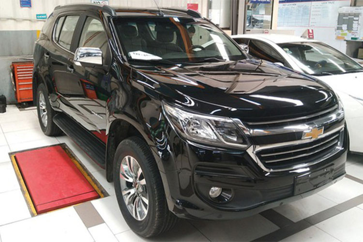 Với mức giá ưu đãi mới, Chevrolet Trailblazer là mẫu SUV 7 chỗ 2018 có giá thấp nhất phân khúc. Hiện nay, Trailblazer đang có lợi thế cạnh tranh nhờ nguồn hàng mới dồi dào và mức thuế nhập khẩu 0% từ Thái Lan. Các "đối thủ" khác như Isuzu mu-X, Mitsubishi Pajero Sport hay Toyota Fortuner lô mới vẫn chưa kịp về.