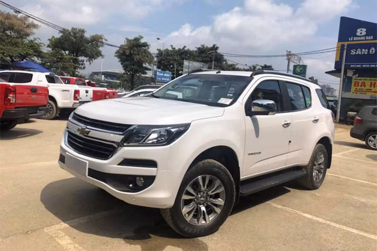 Theo đó, các phiên bản của Chevrolet Trailblazer 2018 hoàn toàn mới sẽ được bán ra tại việt Nam với các mức giá chính thức như sau; Trailblazer phien bản 2.8L 4x4 AT LTZ: giá 1,075 tỉ đồng. Trailblazer bản 2.5L VGT 4x2 AT LT: giá 898 triệu đồng. Trailblazer bản 2.5L 4x2 MT LT: giá 859 triệu đồng (giá đã bao gồm 10% VAT).