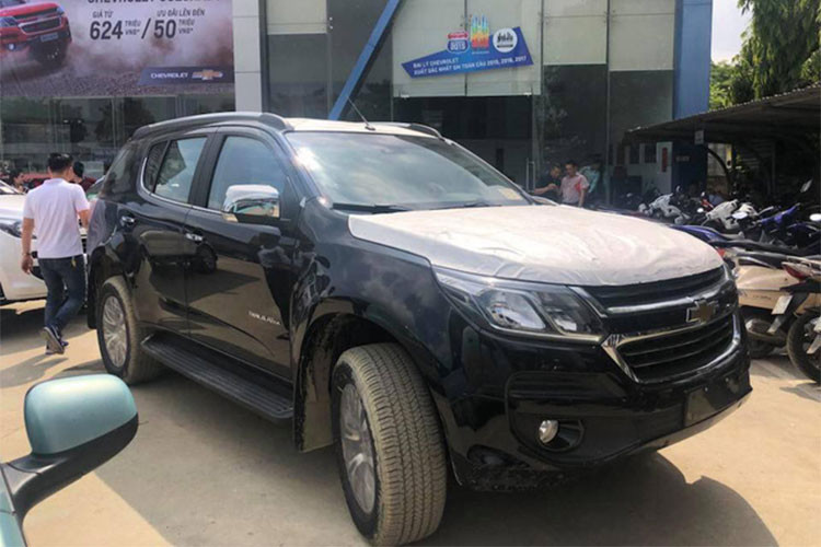 Riêng phiên bản Chevrolet Trailblazer 2.5L VGT 4x2 AT LT dự kiến ra mắt vào tháng 6 cũng được giảm 30 triệu đồng, xuống 868 triệu đồng cũng được các khách hàng quan tâm. Đây được xem là những mức giá khá hấp dẫn, cạnh tranh mạnh với Toyota Fortuner khi đối thủ có giá cao hơn và hiện đang không có hàng.