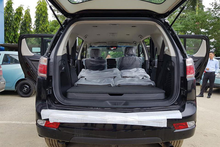 Những tính năng an toàn tiêu chuẩn khác trên các phiên bản LTZ của Trailblazer mới bao gồm hệ thống kiểm soát lực kéo (TCS), chống bó cứng phanh (ABS), phân bố lực phanh điện tử (EBD), cân bằng điện tử (ESC), hỗ trợ xuống dốc (HDC), hỗ trợ khởi hành ngang dốc (HSA), cảnh báo áp suất lốp (TPMS), hỗ trợ đỗ xe...