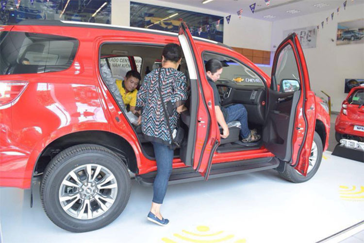 Đáng chú ý, trong đợt mở bán lần này - các khách mua xe Trailblazer 2.5L 4x2 MT LT và 2.8L 4x4 AT LTZ trong tháng 5 và 6/2018 sẽ được giảm giá tương ứng 50 và 80 triệu đồng xuống 809 triệu đồng và 995 triệu đồng. Chính điều này đã khiến cho lượng khách đến xem và đặt mua trong những ngày qua tăng kỷ lục.