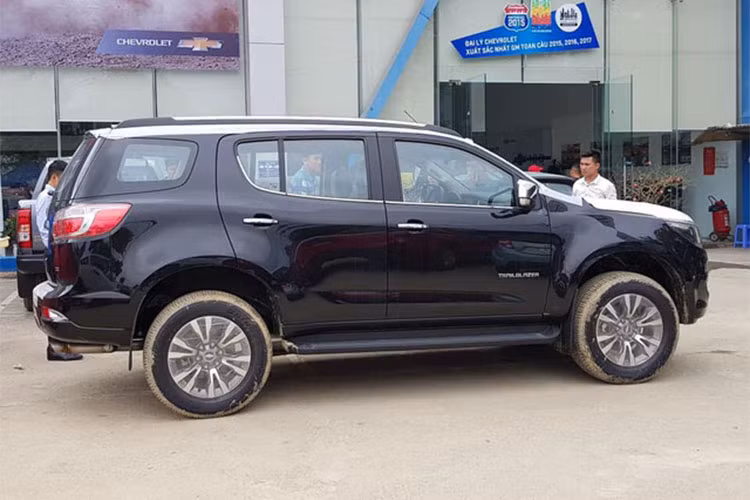 Tại Thái Lan, giá xe Chevrolet Traiblaze bắt đầu từ 1,244 triệu Baht (tương đương 799 triệu đồng) và đạt tới 1,479 triệu Baht cho bản cao nhất (950 triệu đồng), mức giá này được xem là không chênh lệch quá nhiều so với thị trường Việt Nam do được hưởng mức thuế ưu đãi mới.