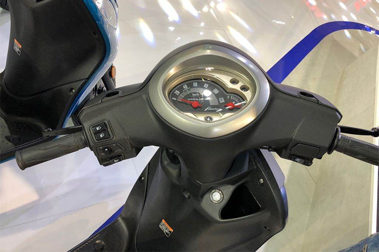 Yamaha Fascino phiên bản 2018 còn gây ấn tượng với các khe hút gió lớn dạng vây cá dạng chữ V uốn cong mang đến sự sắc nét, trẻ trung và thời trang cho xe. Cụm đồng hồ dạng analog lớn hiển thị các thông số kỹ thuật như đèn báo xăng, đèn báo rẽ, tốc độ, vòng tua máy,…