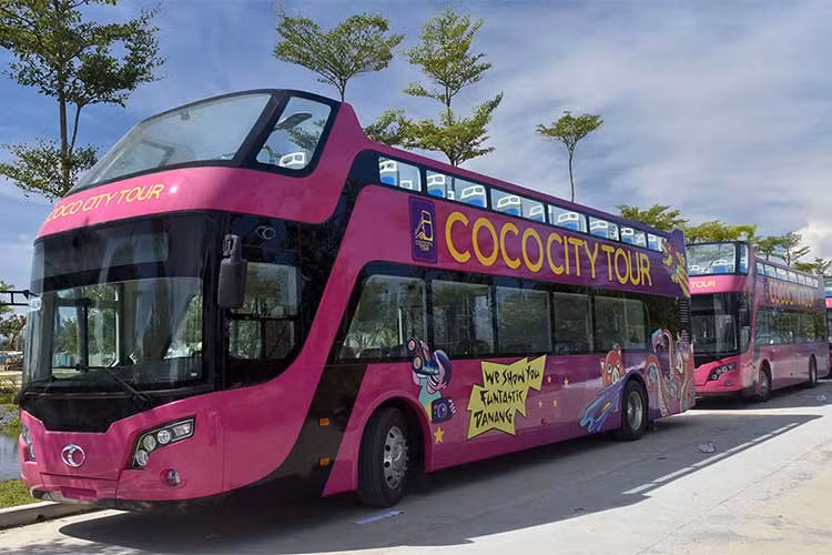 Trước đó, chiều 25/1, Công ty Cổ phần Đầu tư phát triển và Xây dựng Thành Đô (Tập đoàn Empire) xác nhận đơn vị này đã nhận được công văn đồng ý của Liên đoàn Bóng đá Việt Nam (VFF) về việc hỗ trợ xe buýt mui trần hai tầng phục vụ đưa đón các cầu thủ U23 Việt Nam sau khi kết thúc giải U23 Châu Á.