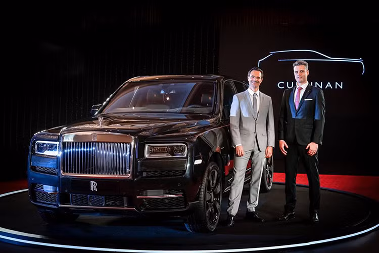 Cullinan được hãng xe sang Rolls-Royce đặt tên theo viên kim cương thô lớn nhất từng được khai thác vào năm 1905, được định giá hơn 2 tỷ USD và còn có tên gọi khác là “Ngôi sao Nam Phi”. Rolls-Royce không hề nói Cullinan là một chiếc SUV – Sport Utility Vehicle, thay vào đó, họ gọi nó là chiếc “xe gầm cao” (high-bodied car) với lý giải rằng mọi chiếc SUV trên thị trường đều có thiết kế “two-box".