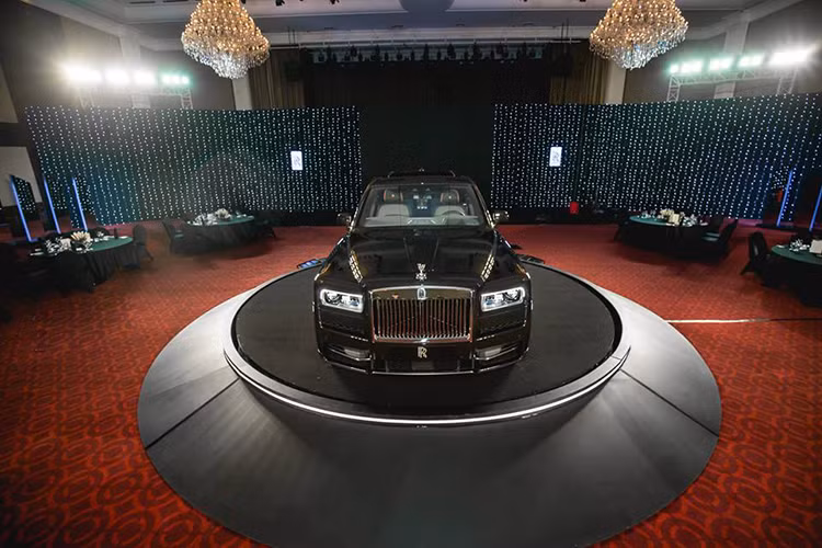 Cullinan mới có thể lội nước sâu tới 54 cm và có khả năng off-road ấn tượng nhờ được trang bị chế độ đặc biệt có thể điều chỉnh mô men xoắn. Hiện mức giá chính hãng của mẫu xe này chưa được tiét lộ, nhưng nó sẽ không kém thị trường Thái Lan qúa nhiều. Dự định Rolls-Royce Cullinan sẽ ra mắt thị trường Việt Nam vào năm tới.