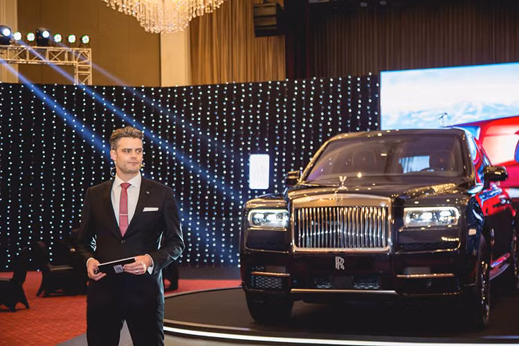 Chiếc SUV siêu sang Rolls-Royce Cullinan mới về thị trường Campuchia thuộc bản tùy chọn Individual Seat có 2 ghế thương gia và sở hữu màu đen tuyền vô cùng cuốn hút, khác biệt hoàn toàn với các thị trường như Singapore, Thái Lan (có màu sơn đỏ).