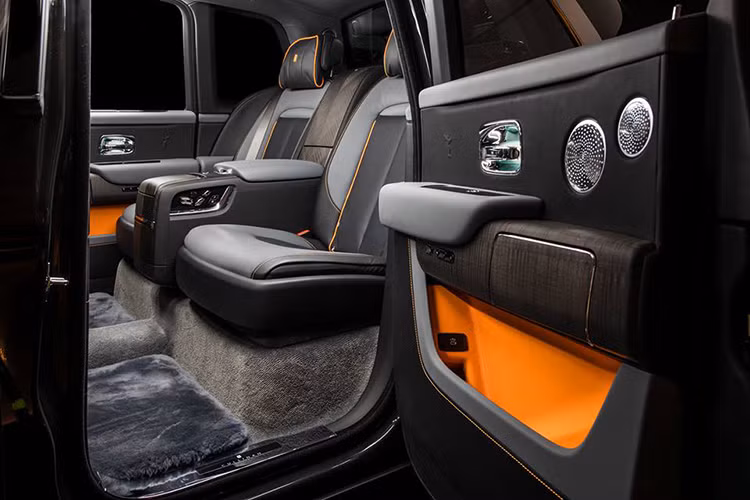 Rolls-Royce Cullinan đầu tiên tại Campuchia có mang ngoại thất màu đen từ dàn áo cho đến cặp la-zăng. Đây là phiên bản với option Individual Seat nên chỉ có 4 ghế ngồi. Nội thất xe cũng mang mu tối nhưng có thêm các chi tiết bọc da và đường chỉ may màu cam tương phản tạo điểm nhấn.