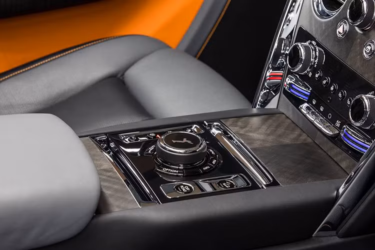 Những trang bị an toàn nổi bật trên Cullinan gồm camera 360, kiểm soát hành trình thích ứng, cảnh báo va chạm, cảnh báo khi có xe vượt, cảnh báo chệch làn đường hỗ trợ giữa làn đường. Hệ thống hiển thị trên kính lái HUD kích thước 7x3 inch, hệ thống định vị GPS và phát Wi-Fi.