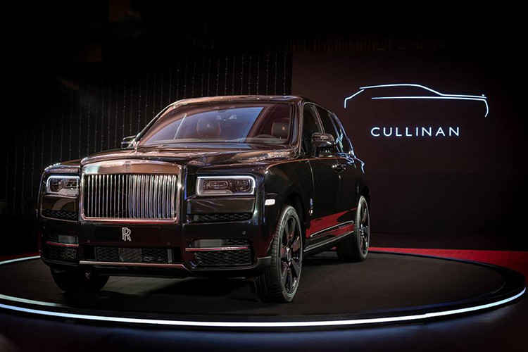 Hình ảnh về Rolls-Royce Cullinan mới lần đầu tiên của Đông Nam Á tại triển lãm Thailand International Motor Expo 2018 được chia sẻ rộng rãi trên báo đài và mạng xã hội khiến nhiều người phải ngạc nhiên. Đến nay, Cullinan đã về tới "hàng xóm" của nước ta, đó chính là Camphuchia.