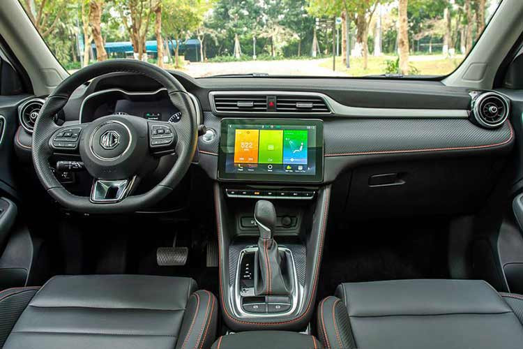 Mức giá xe MG ZS tại Việt Nam đang rất hấp dẫn khi gần như thấp nhất phân khúc, thậm chí còn tiệm cận với cả nhóm dưới. Tuy vậy, cũng giống như đa phần các mẫu xe Trung khác, MG ZS sở hữu một ngoại hình bắt mắt, không gian nội thất rộng rãi cùng hàng tá trang bị, tiện nghi vượt tầm giá.