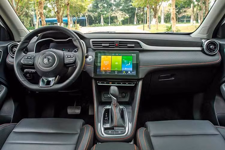 Mức giá xe MG ZS tại Việt Nam đang rất hấp dẫn khi gần như thấp nhất phân khúc, thậm chí còn tiệm cận với cả nhóm dưới. Tuy vậy, cũng giống như đa phần các mẫu xe Trung khác, MG ZS sở hữu một ngoại hình bắt mắt, không gian nội thất rộng rãi cùng hàng tá trang bị, tiện nghi vượt tầm giá.