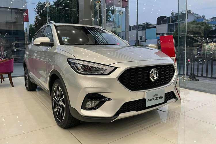 MG ZS: từ 538 triệu đồng Dù là mẫu xe gắn thương hiệu Trung Quốc nhưng MG ZS được đưa về Việt Nam theo diện nhập khẩu nguyên chiếc Thái Lan. Định vị tại phân khúc SUV đô thị cỡ B, giá bán xe MG ZS niêm yết ở mức từ 538 - 638 triệu đồng.