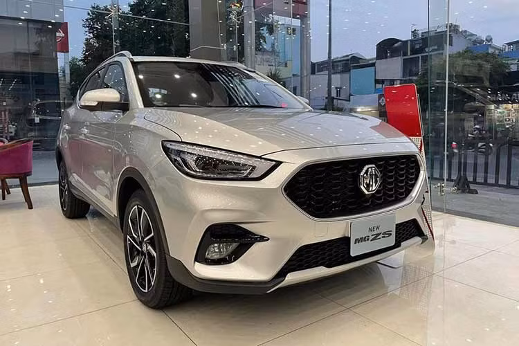 MG ZS: từ 538 triệu đồng Dù là mẫu xe gắn thương hiệu Trung Quốc nhưng MG ZS được đưa về Việt Nam theo diện nhập khẩu nguyên chiếc Thái Lan. Định vị tại phân khúc SUV đô thị cỡ B, giá bán xe MG ZS niêm yết ở mức từ 538 - 638 triệu đồng.