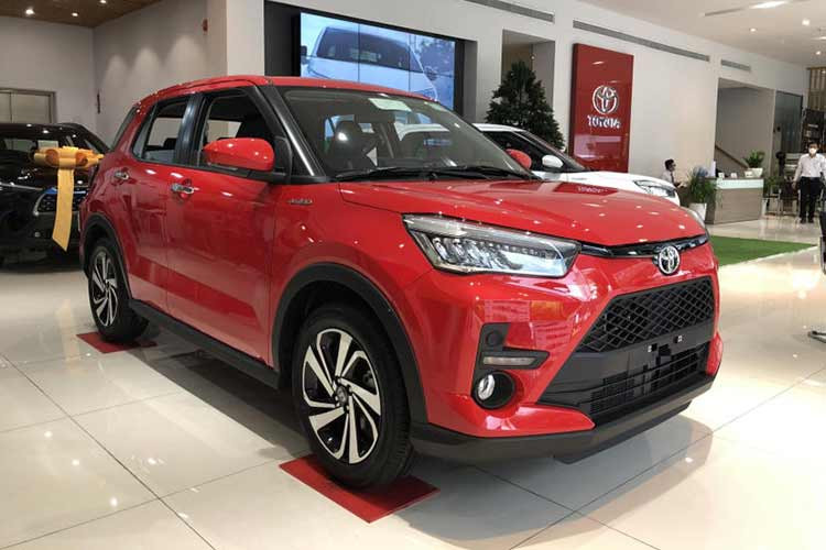  Toyota Raize: từ 552 triệu đồng Nằm cùng phân khúc với Sonet, Toyota Raize mở bán tại Việt Nam với 1 phiên bản duy nhất cùng giá niêm yết từ 552 triệu đồng. Xe nhập khẩu nguyên chiếc Indonesia với các trang bị đáng chú ý như: hệ thống chiếu sáng LED, la-zăng 17 inch...