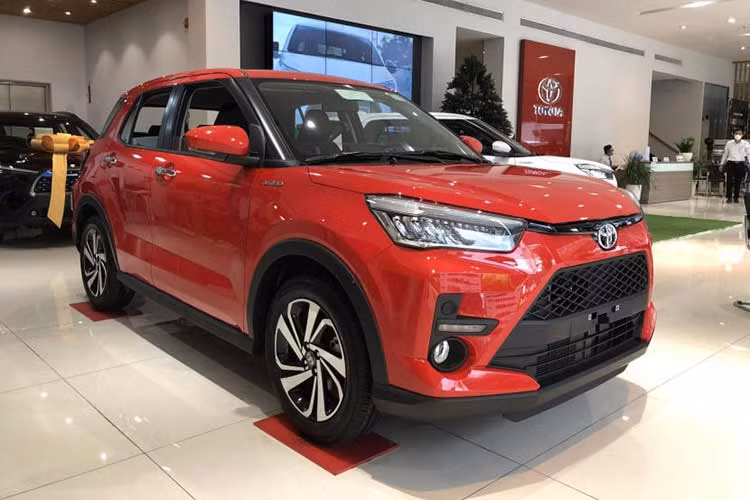  Toyota Raize: từ 552 triệu đồng Nằm cùng phân khúc với Sonet, Toyota Raize mở bán tại Việt Nam với 1 phiên bản duy nhất cùng giá niêm yết từ 552 triệu đồng. Xe nhập khẩu nguyên chiếc Indonesia với các trang bị đáng chú ý như: hệ thống chiếu sáng LED, la-zăng 17 inch...